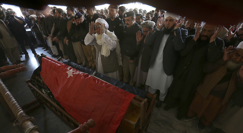 Il servizio funebre di una delle persone uccise nell’attentato a Peshawar (AP Photo/Muhammad Sajjad)