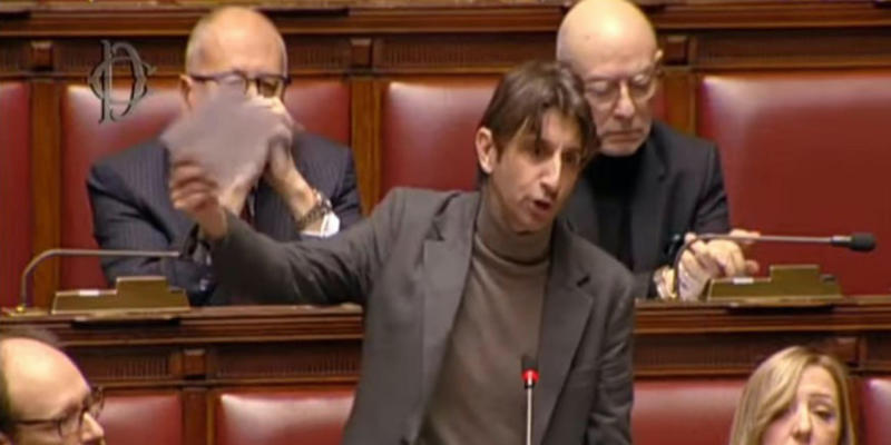 Giovanni Donzelli durante l'intervento alla Camera (ANSA/CAMERA DEI DEPUTATI)