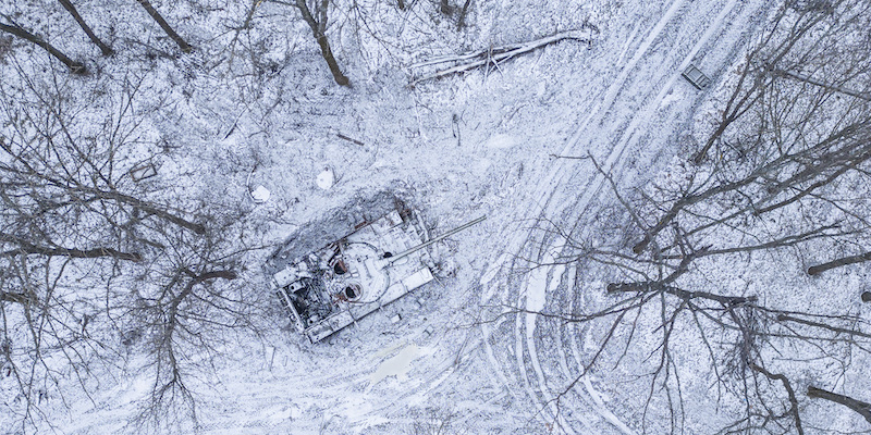 Un carro armato russo distrutto in una foresta vicino a Kharkiv, in Ucraina (AP Photo/Evgeniy Maloletka)