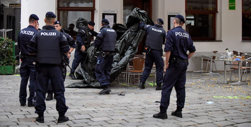 La polizia in uno dei luoghi in cui avvenne l'attentato (Thomas Kronsteiner/Getty Images)