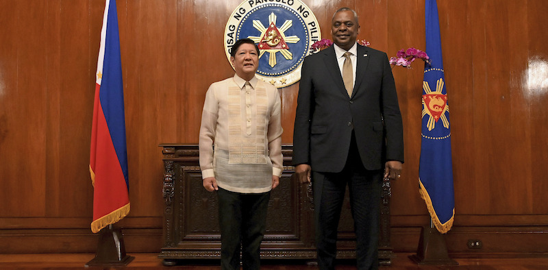 Il presidente delle Filippine Ferdinand Marcos Jr. e il segretario della Difesa degli Stati Uniti Lloyd Austin (Jam Sta Rosa/Pool Photo via AP)