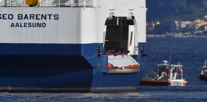 Migranti soccorsi dalla nave Geo Barents della ong Medici Senza Frontiere (ANSA/CARMELO IMBESI)