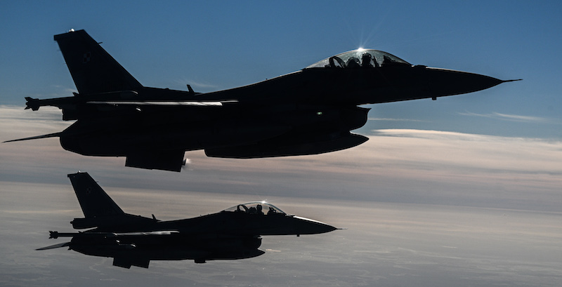 Due caccia F-16 partecipano a un'esercitazione militare della NATO a ottobre 2022 (Omar Marques/Getty Images)