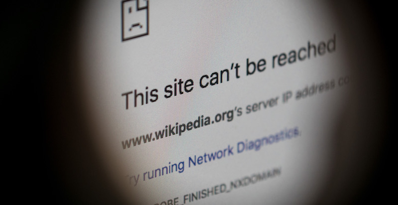 Schermo di un computer che non riesce ad accedere a Wikipedia