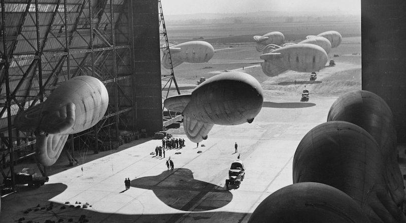 “Palloni barriera” usati durante la Seconda guerra mondiale per evitare che gli aerei da guerra si avvicinassero troppo a obiettivi a terra (Fred Ramage/Keystone Features/Hulton Archive/Getty Images)