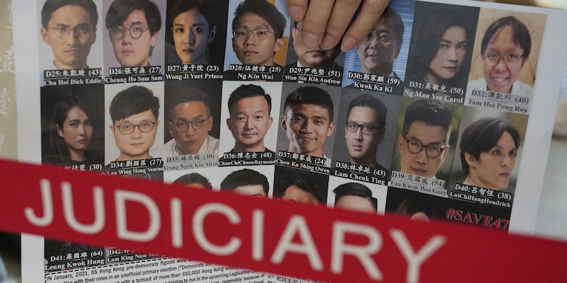 I volti di alcuni dei 47 imputati in un volantino di un attivista pro-democrazia (AP Photo/Kin Cheung, File)