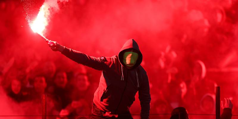 Un ultras della Stella Rossa Belgrado (Alex Pantling/Getty Images)