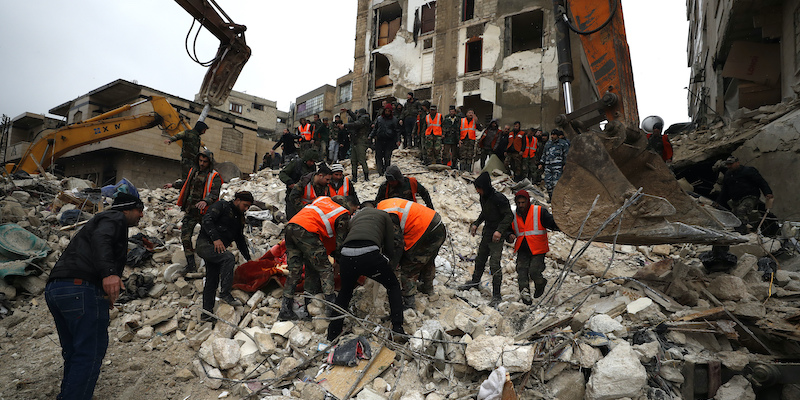 Alcuni edifici distrutti a Hama, in Siria (AP Photo/Omar Sanadik)