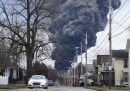 Le immagini della combustione controllata delle sostanze pericolose trasportate da un treno deragliato in Ohio