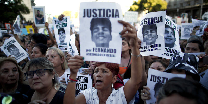 Una manifestazione per chiedere giustizia per l'omicidio di Fernando Báez Sosa (AP Photo/Natacha Pisarenko, File)