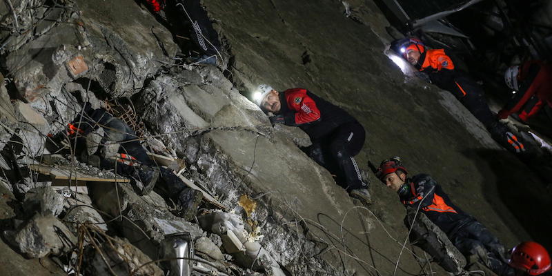 Alcuni soccorritori cercano persone sopravvissute sotto le macerie ad Alessandretta, in Turchia (EPA/ERDEM SAHIN)