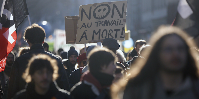 Un cartello da un corteo a Strasburgo che dice: «No al lavoro fino alla morte» (AP Photo/Jean Francois Badias)