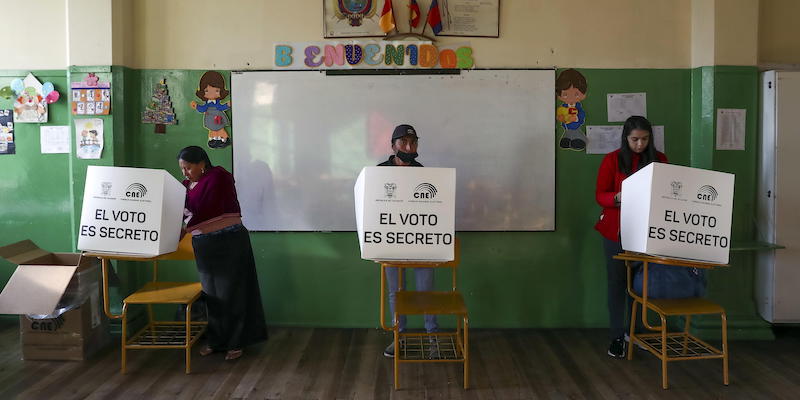 Un seggio per le elezioni municipali a Quito (EPA/Jose Jacome)