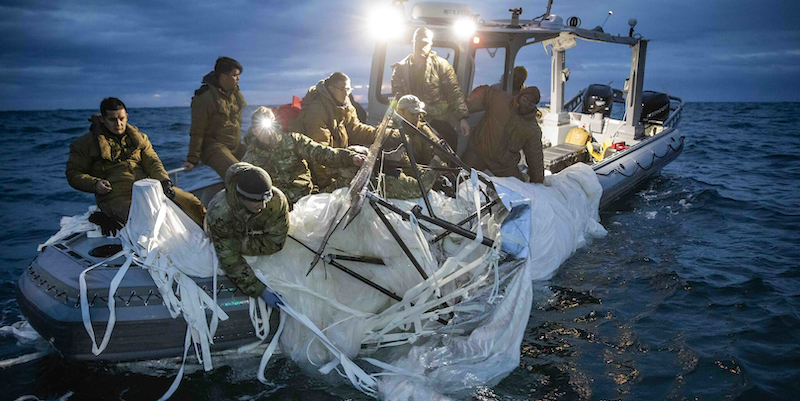 Sommozzatori della Marina degli Stati Uniti impegnati a recuperare i resti del pallone aerostatico cinese (U.S. Navy via AP)