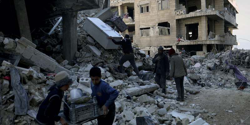 Bambini impegnati a rimuovere le macerie a Jinderis, nella provincia di Aleppo, in Siria (AP Photo/Ghaith Alsayed)