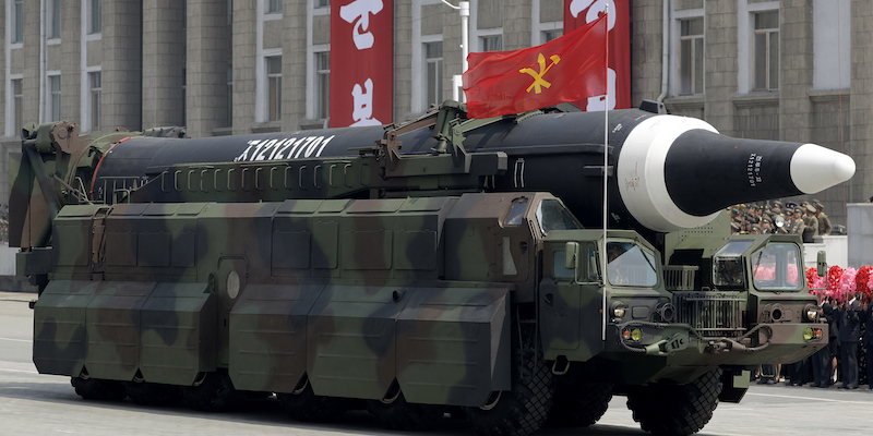 Un missile durante una parata militare della Corea del Nord nel 2017 (AP Photo/Wong Maye-E, File)