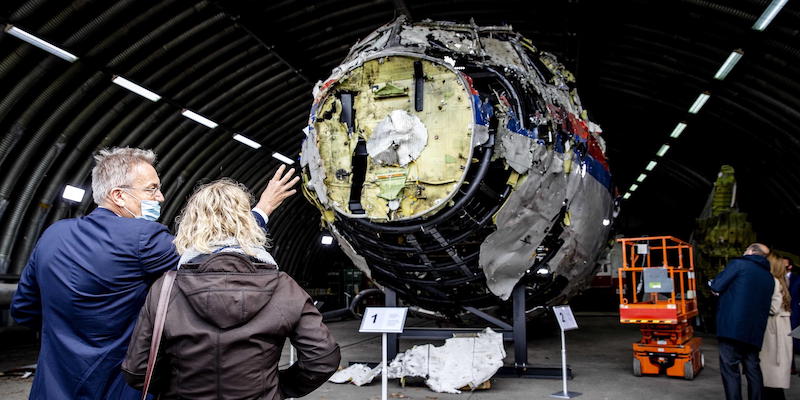 I resti dell'aereo abbattuto il 17 luglio del 2014 (EPA/SEM VAN DER WAL)