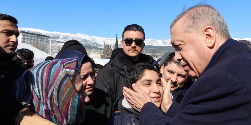 Il presidente turco Recep Tayyip Erdogan incontra gli sfollati del terremoto a Kahramanmaras, in Turchia (EPA/MURAT CETINMUHURDAR/TURKISH PRESIDENTIAL PRESS OFFICE)
