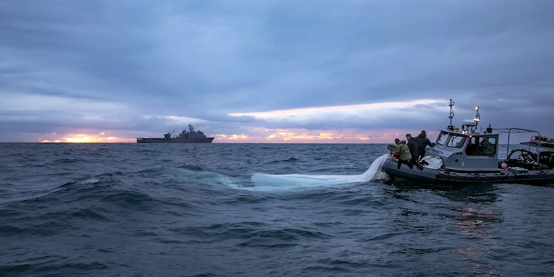 Le operazioni di recupero del pallone spia abbattuto (U.S. Navy via AP)