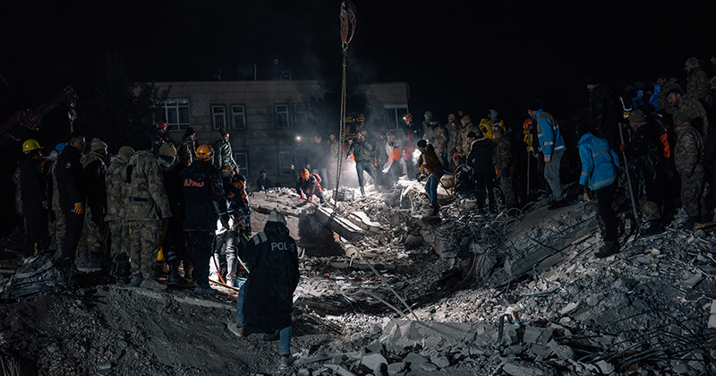 Soccorritori tra le macerie di un edificio distrutto dal terremoto (The Washington Post by Alice Martins)