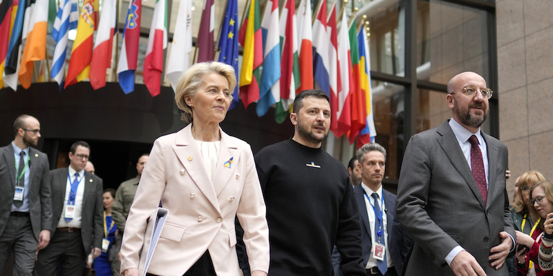 Ursula von der Leyen, Volodymyr Zelensky e Charles Michel a Bruxelles (AP Photo/Virginia Mayo)