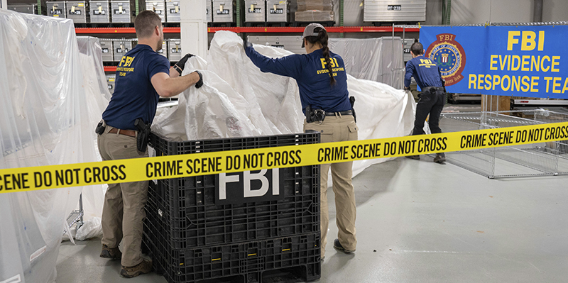 Agenti dell'FBI nei laboratori di Quantico, Virginia, con i resti del pallone cinese recuperato in mare al largo del South Carolina (FBI via AP)