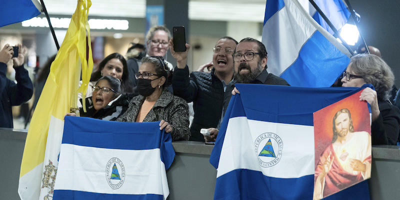 I familiari accolgono i prigionieri liberati all'aeroporto, Washington DC (AP Photo/Jose Luis Magana)