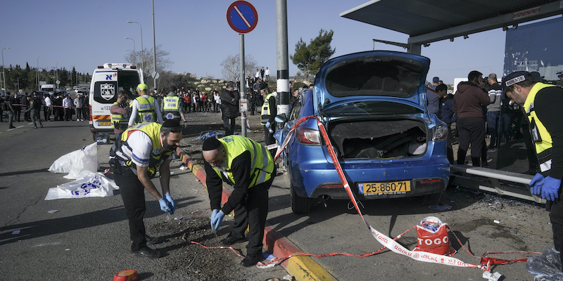 La fermata dell'autobus in cui sono state uccise le due persone a Gerusalemme est (AP Photo/Mahmoud Illean)
