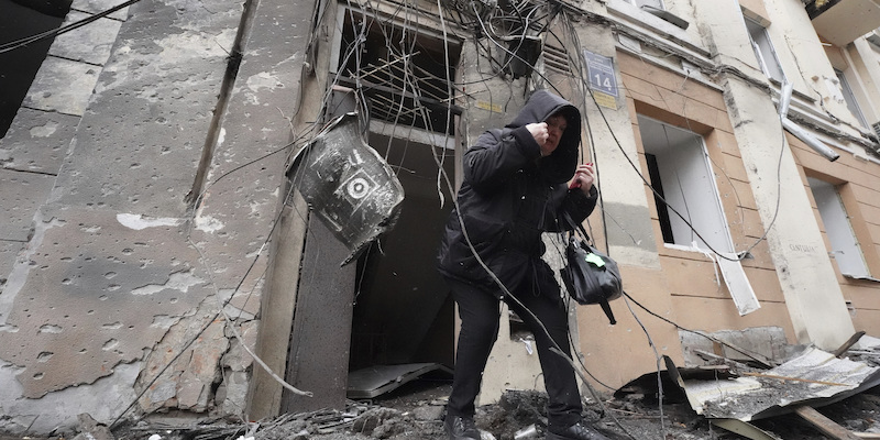 Una donna esce da un edificio colpito da un attacco russo, in Ucraina (AP Photo/Andrii Marienko)