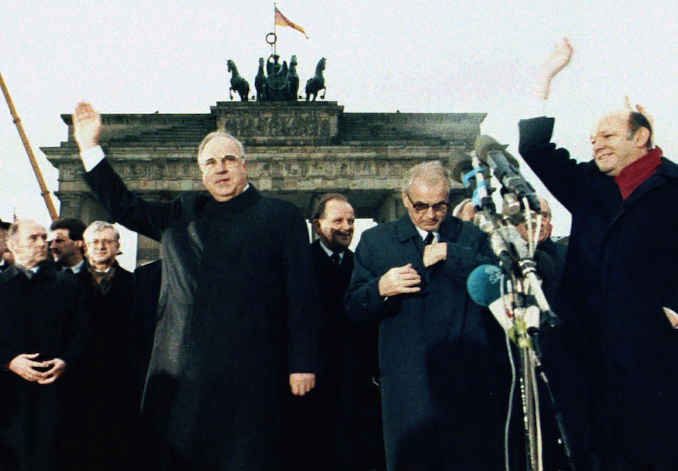 Il primo ministro della Germania Est Hans Modrow insieme al cancelliere della Germania Ovest Helmut Kohl davanti alla Porta di Brandeburgo a Berlino, il 22 dicembre 1989