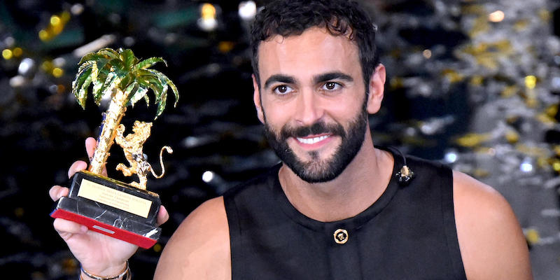 Marco Mengoni con il trofeo del Festival di Sanremo