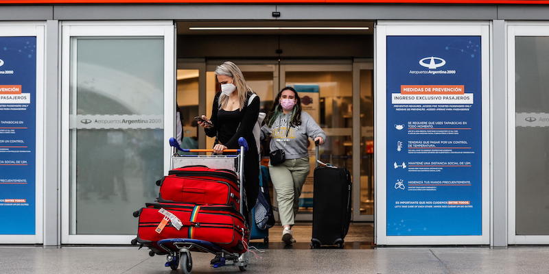 Due donne nella zona degli arrivi dell'aeroporto internazionale Ezeiza di Buenos Aires, in Argentina