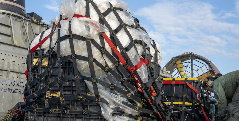 I resti del pallone spia cinese recuperati dalla Marina statunitense (Ryan Seelbach/U.S. Navy via AP)
