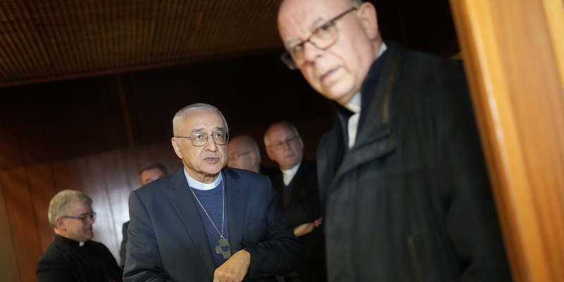 Il presidente della Conferenza episcopale portoghese Jose Ornelas, al centro (AP Photo/Armando Franca)