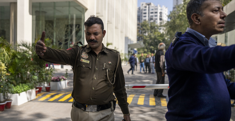 Un poliziotto davanti alla sede di BBC a New Delhi (AP Photo/Altaf Qadri)