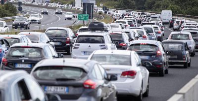 Il Parlamento Europeo ha approvato in via definitiva il divieto di vendere nuove automobili a benzina o diesel dal 2035