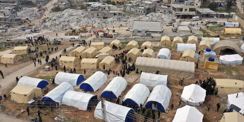 Sfollati in un campo allestito nella città di Harem, nel nord-ovest della Siria (AP Photo/Ghaith Alsayed)