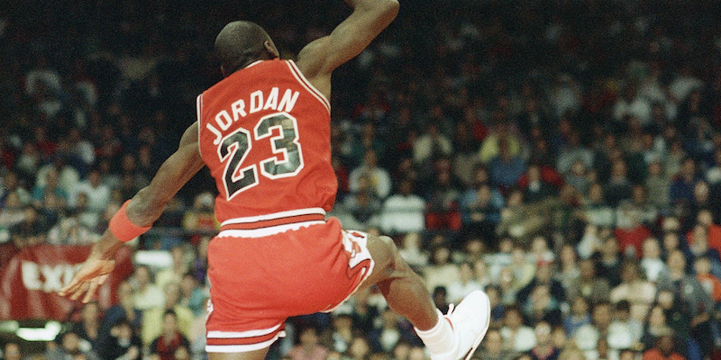 Michael Jordan nella gara delle schiacciate all'All-Star Game del 1988 (AP Photo/John Swart)