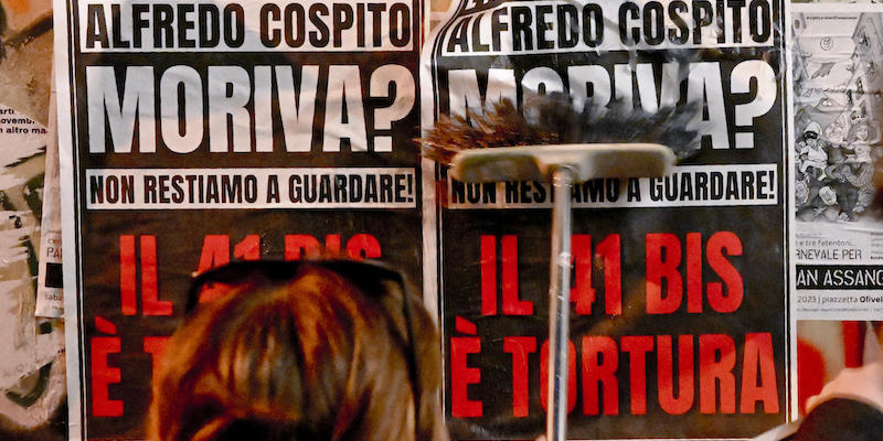 Manifesti in solidarietà con Alfredo Cospito (ANSA / CIRO FUSCO)