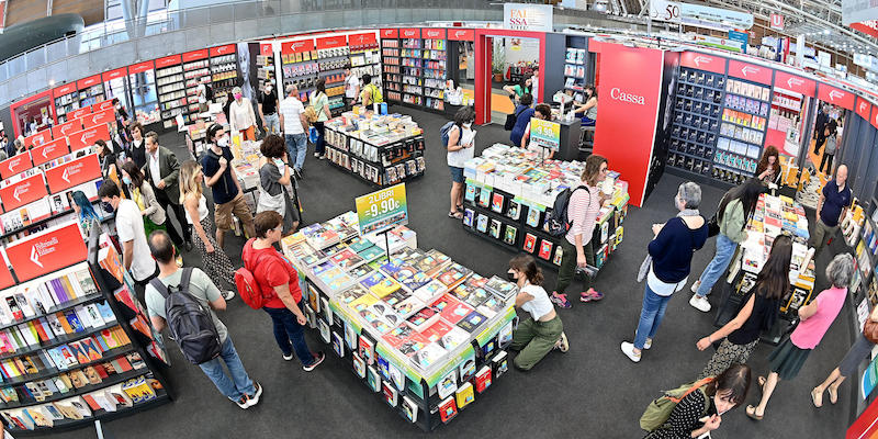 Visitatori di uno stand del Salone del Libro di Torino