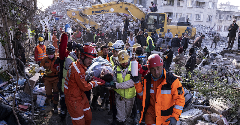 Il recupero di una persona sopravvissuta ad Antiochia, in Turchia, il 15 febbraio 2023 (Ugur Yildirim/DIA via AP)