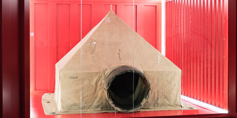 La Tenda Rossa esposta al Museo Nazionale Scienza e Tecnologia Leonardo da Vinci di Milano dopo un lungo restauro (Valentina Lovato | il Post)
