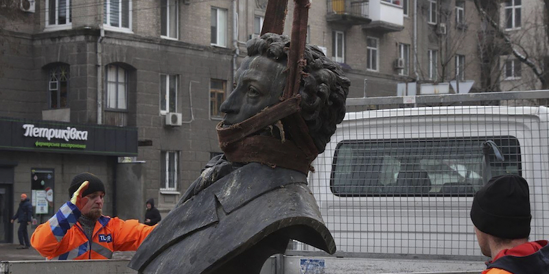 Un monumento a Alexander Pushkin rimosso a Dnipro (Dnipro Region Administration via AP)