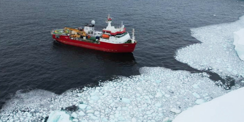 La nave oceanografica italiana Laura Bassi nel mare di Ross, vicino al bordo della banchisa