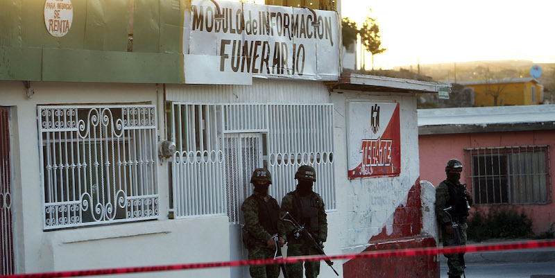 La polizia davanti a un'agenzia di pompe funebri dove sono state uccise quattro persone, a Ciudad Juarez, Messico (Spencer Platt/Getty Images)