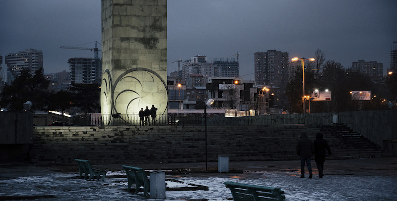Giovani davanti a un monumento dell'era sovietica a Yerevan, in Armenia, il 2 febbraio.(Tako Robakidze per The Washington Post)