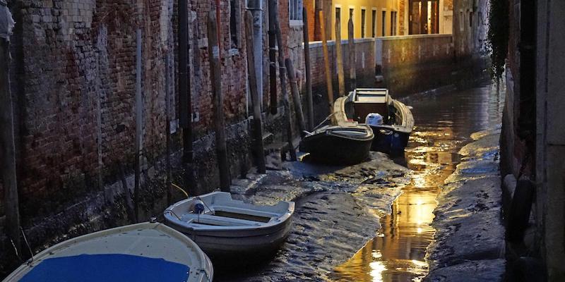 Un canale in secca a Venezia (ANSA/ANDREA MEROLA)