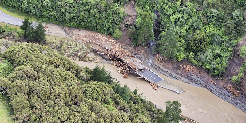 Una strada distrutta dal ciclone Gabrielle in Nuova Zelanda