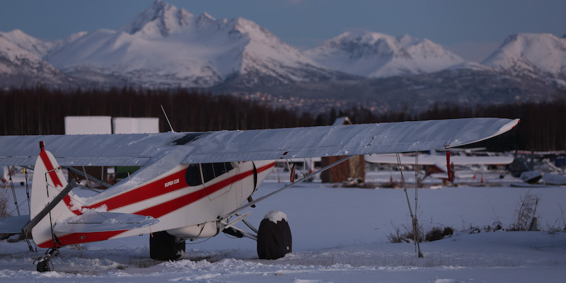 Un piccolo aereo in un paesaggio innevato dell'Alaska