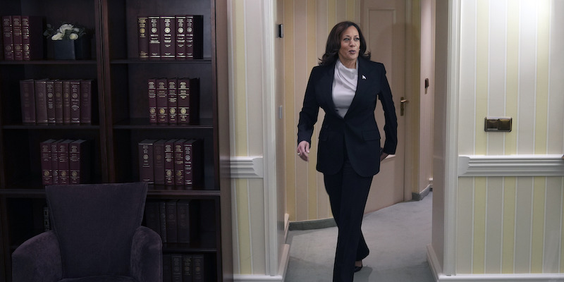 L'arrivo della vicepresidente Kamala Harris a un incontro a Monaco (AP Photo/Michael Probst, Pool)